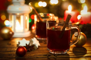 Glühwein mit Weihnachtsgewürzen