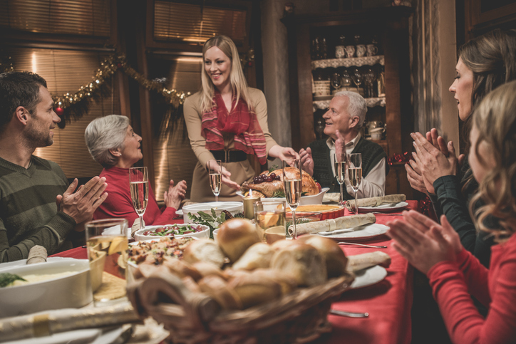 Familie am Weihnachtstisch