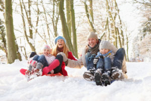Familie spielt im Schnee