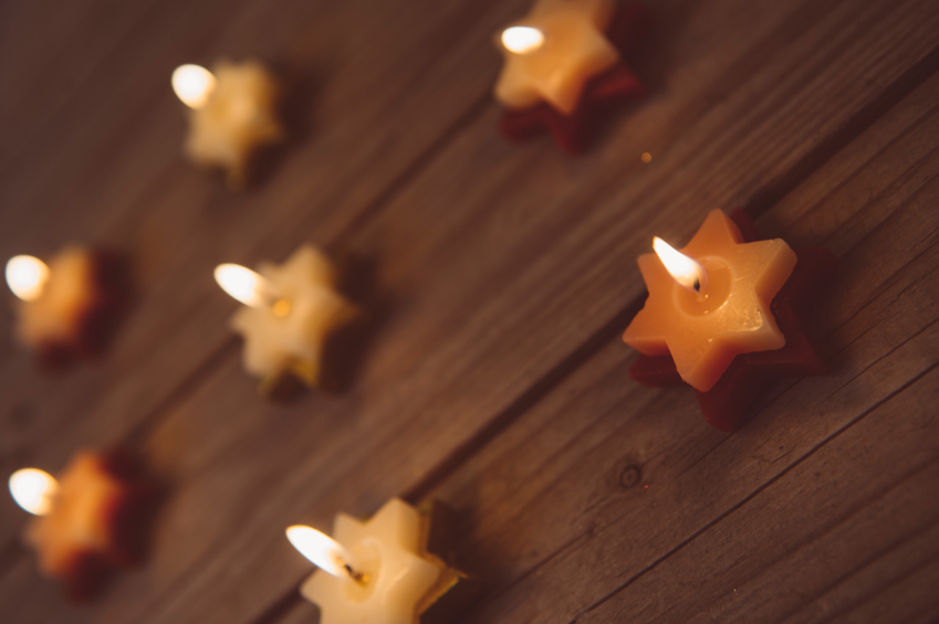 Bastelidee für die Adventszeit: Kerzen selber basteln