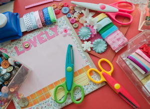 Scrapbooking mit Stanzen und Papier