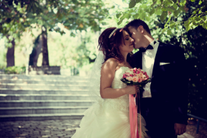 Brautpaar im Schatten