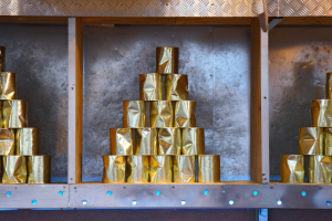 Eine Pyramide Dosen zum Abwerfen