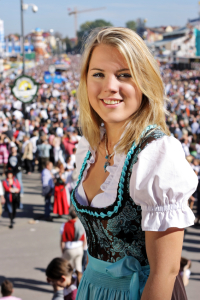 frau im dirndl