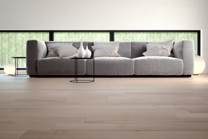 Graues Sofa auf hellem Holzboden