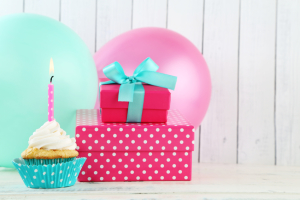 Ein Muffin und Geschenke stehen auf dem Tisch