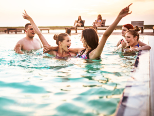 Teenager feiern eine Poolparty
