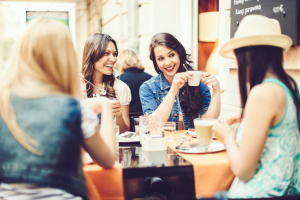 Frauen bei einem Kaffeekränzchen