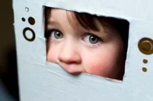 Kind mit Verkleidung für Weltraumparty