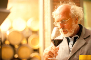 opa bei der weinprobe