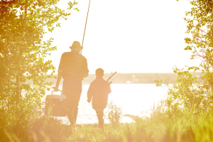 Opa und Enkel gehen zum Angeln