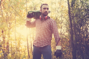 Mann mit Kettensäge