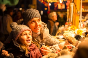 Mutter und Kind auf dem Weihnachtsmarkt