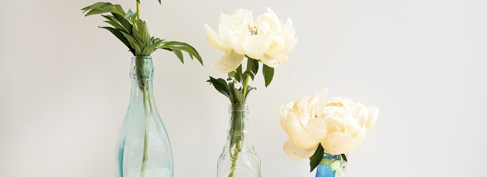 Vasen selber machen: DIY-Ideen aus Flaschen, Dosen & Co.