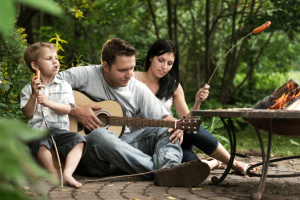 Familie am Lagerfeuer