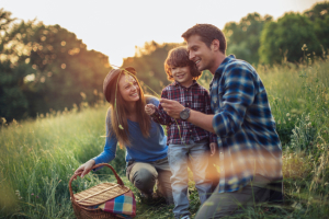 Familie beim Picknick