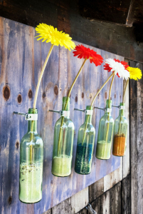 Glasflaschen als Blumenvase