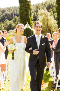 Glückliches Brautpaar nach der Trauung