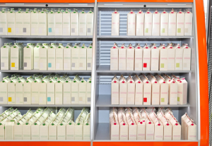 Milchtüten im Kühlregal