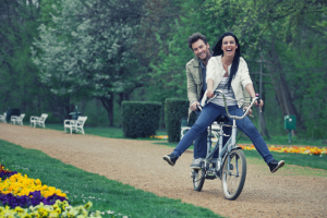 Verliebtes Paar auf Tandem