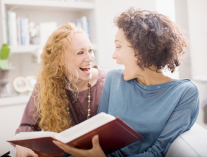 Zwei Freundinnen lachen sich an