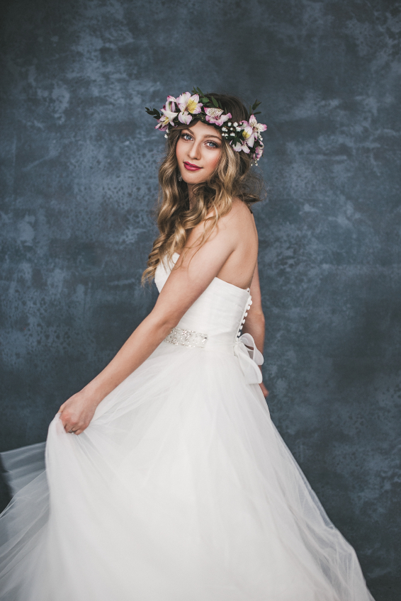 braut-mit-bluemnkranz-im-haar