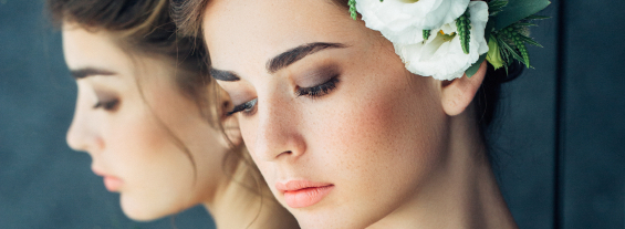 Neue Hochzeitssaison: Lockere und natürliche Hochzeitsfrisuren für den Sommer