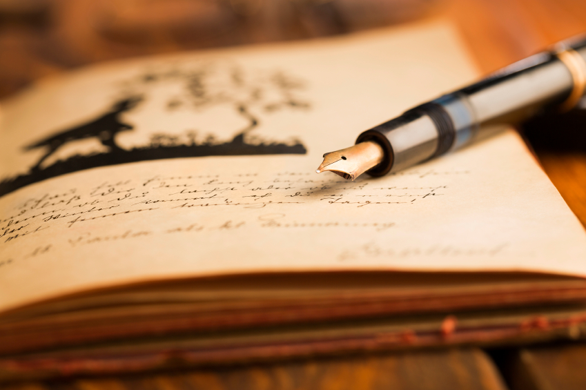 Feder zum Illustrieren liegt auf einem Buch