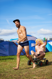 Männer mit Bollerwagen und Bier