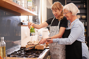 Mutter und Tochter kochen zusammen