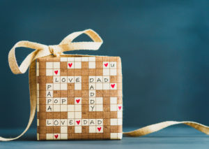 Geschenkverpackung mit Kreuzworträtsel