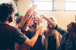 Mit Freunden anstoßen