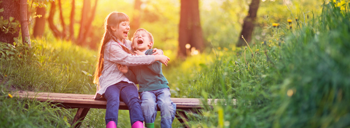 Tag der Geschwister: Persönliche Geschenke für Bruder und Schwester