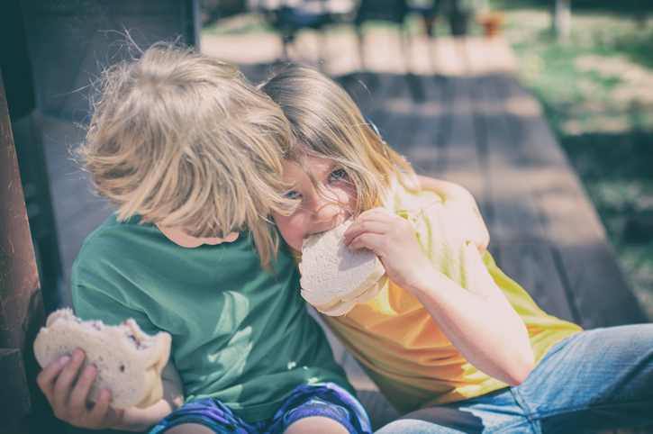 Geschwister halten sich im Arm